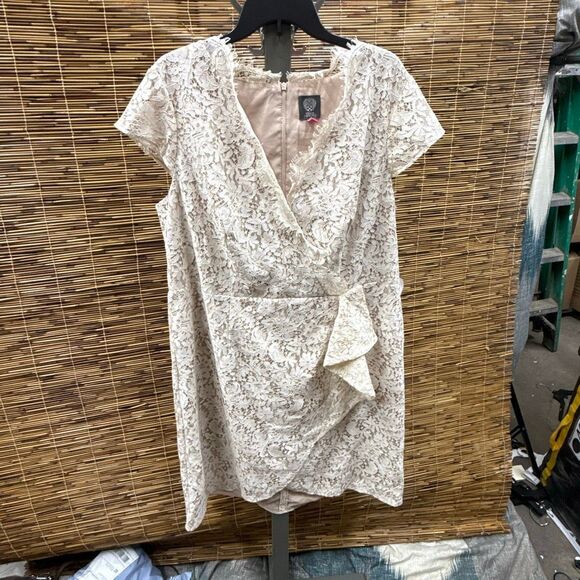 VINCE CAMUTO Womens Beige Embroidered Zippered Scalloped Lace Ruffled Eyelash Ca - Picture 2 of 3